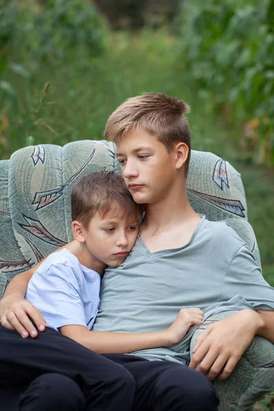 Dos Hermanos Serios Sentados Sillón Campo Día Verano Infancia Cercana —  Fotos de Stock