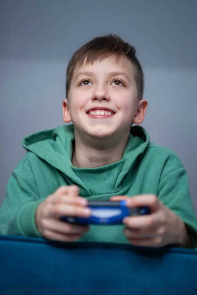 Chico Sofá Juega Videojuegos Usando Controlador Niño Sonríe Sosteniendo Joystick — Foto de Stock