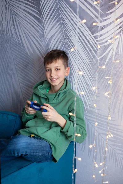 Chico Sofá Juega Videojuegos Usando Controlador Niño Sonríe Sosteniendo Joystick —  Fotos de Stock