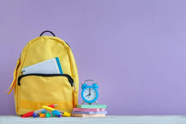 Concepto Vuelta Escuela Mochila Escolar Amarilla Completa Reloj Despertador Con —  Fotos de Stock