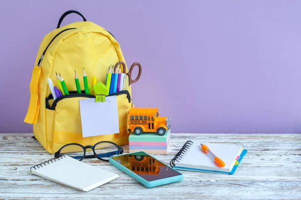 Konzept Zurück Die Schule Voll Gelben Schulrucksack Und Spielzeugbus Schule — Stockfoto