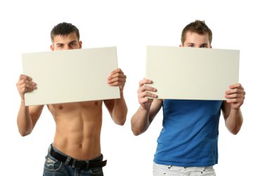 bir kopya alanı gösterilen iki seksi adam billboard boş