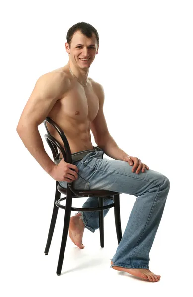 Junger Mann sitzt auf dem Stuhl — Stockfoto