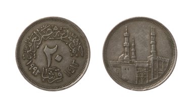Yirmi Mısır qirsh yoksa kuruş para 1992 yılki. Ön yüzde ve tersi üzerinde beyaz izole.