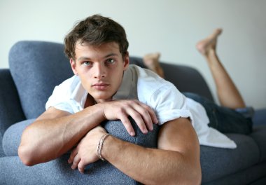 seksi genç adam kanepede