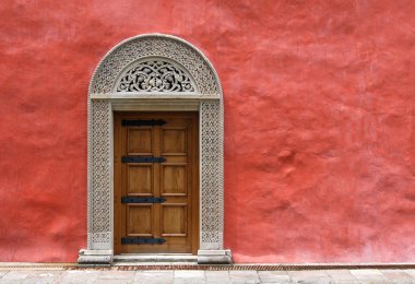 Kırmızı sıva duvar Ortaçağ kapı oyma