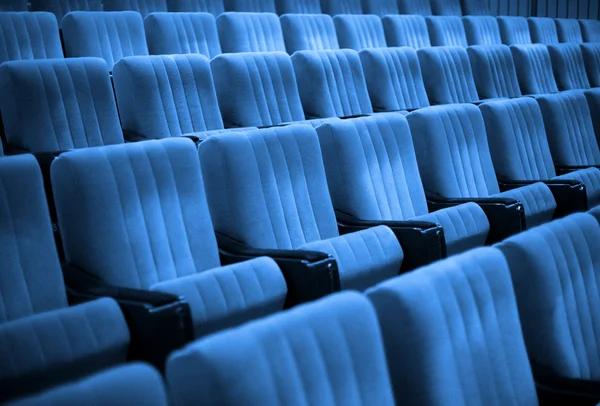 Lege stoelen. blauwe Toon — Stockfoto