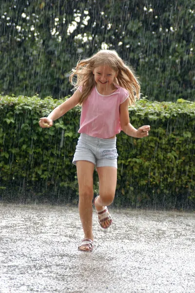 Ragazza sotto la pioggia pesante — Foto Stock