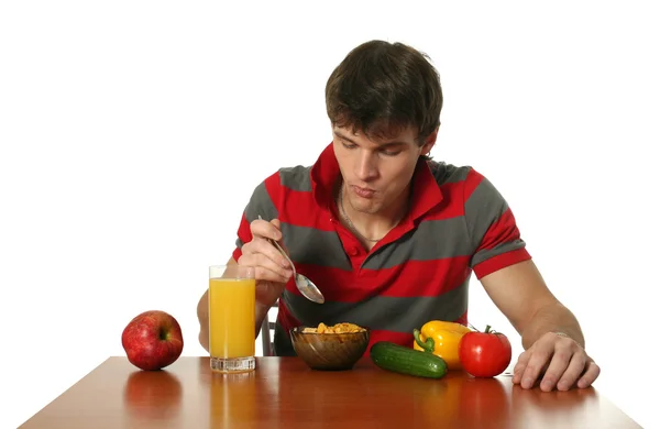 Молодой сексуальный мужчина ест свой завтрак — стоковое фото