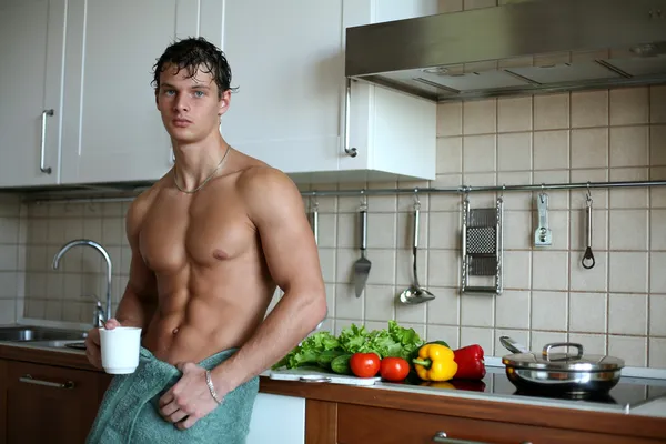 Homme sexy à la cuisine — Photo