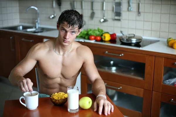 Sexy man op de keuken — Stockfoto