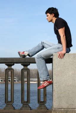 seksi genç adam oturuyor