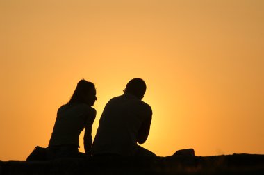 Sevgili çift gün batımında