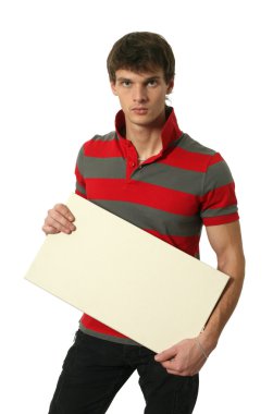 kopyalama alanı boş işareti ile genç seksi adam