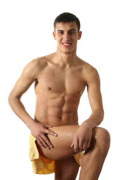 Hombre musculoso húmedo envuelto en toalla — Foto de Stock
