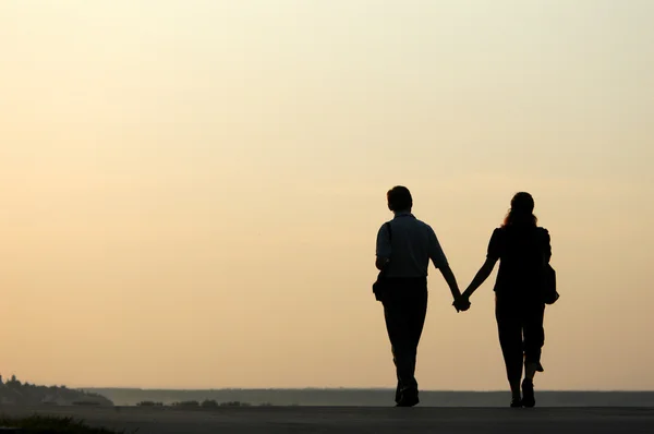 Liefdevol koppel bij zonsondergang — Stockfoto