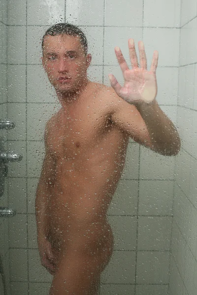 Ung man med dusch — Stockfoto
