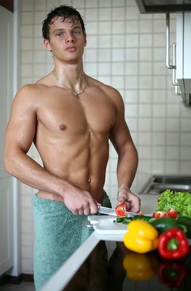 Homme sexy à la cuisine — Photo