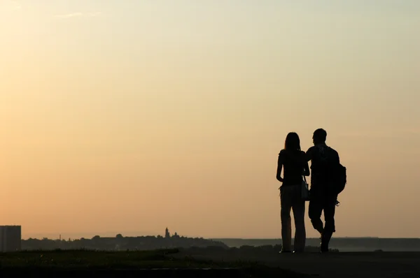 Couple aimant au coucher du soleil — Photo