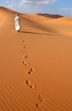 sahara Çölü'nde yalnız adam