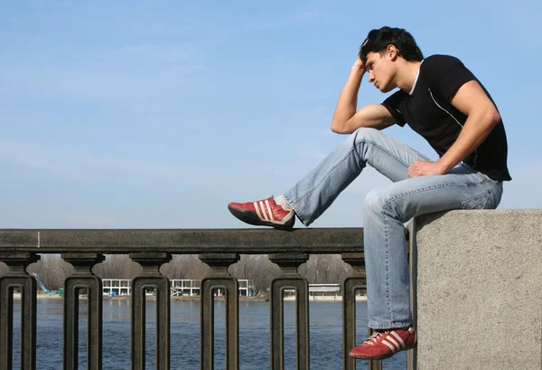 Jonge man op de embankment — Stockfoto