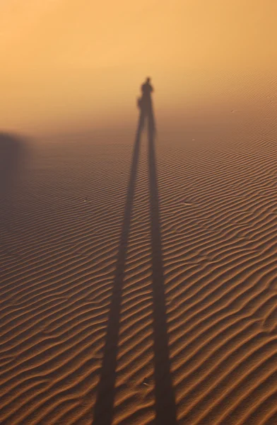 Sombra humana no deserto do Saara — Fotografia de Stock