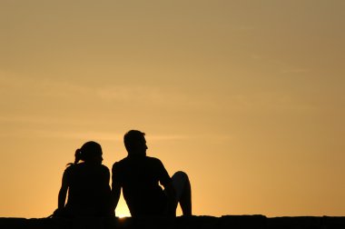 Sevgili çift gün batımında