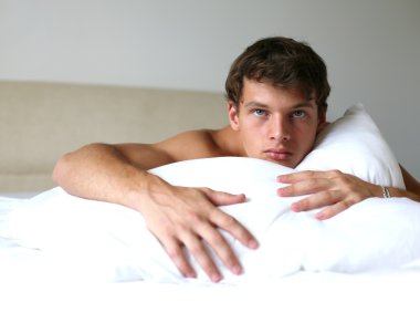 seksi erkek yatakta