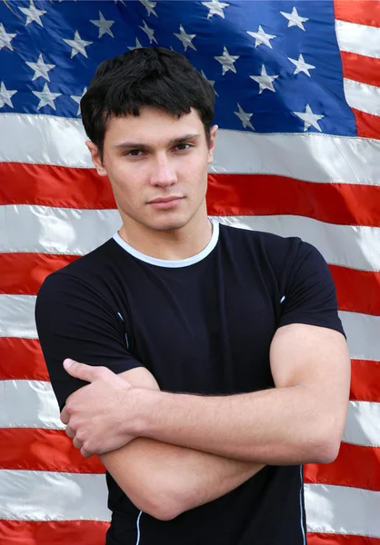Homem sexy romântico com bandeira dos EUA por trás — Fotografia de Stock