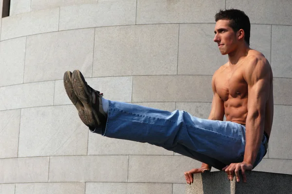 Sexy ginasta muscular — Fotografia de Stock
