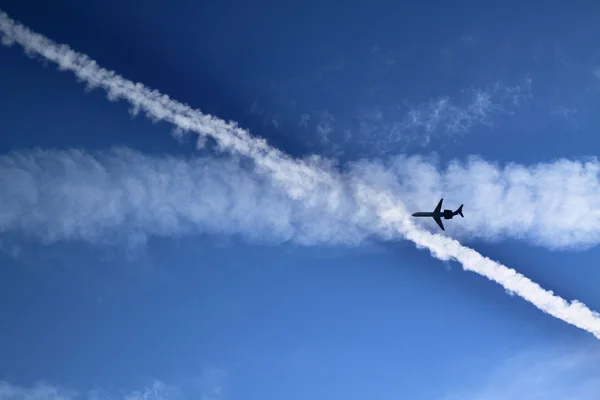 Flugzeug am Himmel Stockbild