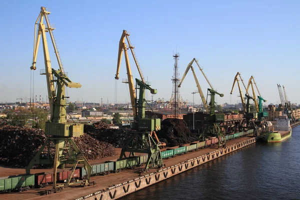 Piers in st. peterburg, russland lizenzfreie Stockbilder