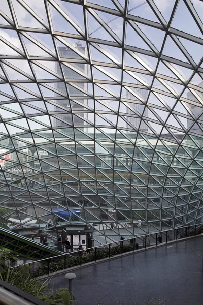 Centro comercial na nova cidade de Varsóvia, Polónia — Fotografia de Stock