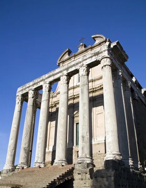 Świątynia Antonina Faustyna, Rzym, forum Romanum. — Zdjęcie stockowe