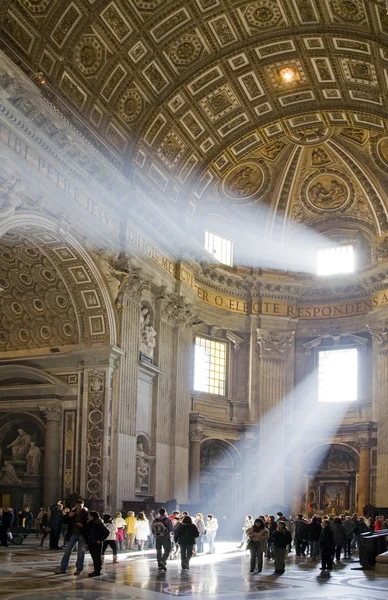 Interiér baziliky svatého Petra ve Vatikánu — Stock fotografie