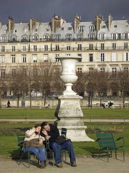 Pár v jardin des tuileries, Paříž — Stock fotografie