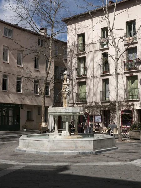 Дев'ять струменів фонтану в Ceret — стокове фото