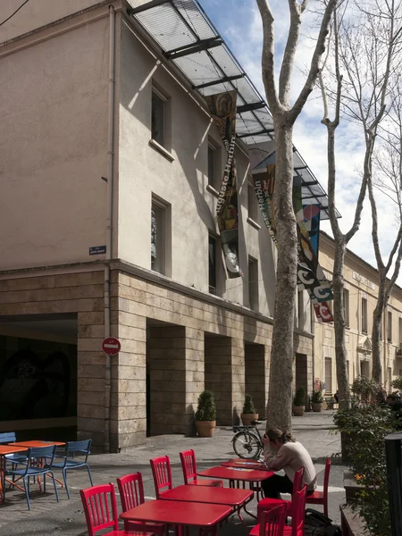 Terrassen in Ceret mit Museum für moderne Kunst im Hintergrund — Stockfoto