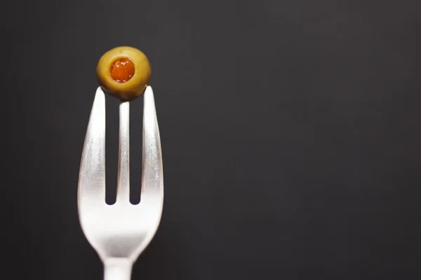 içinde bir çatal zeytin