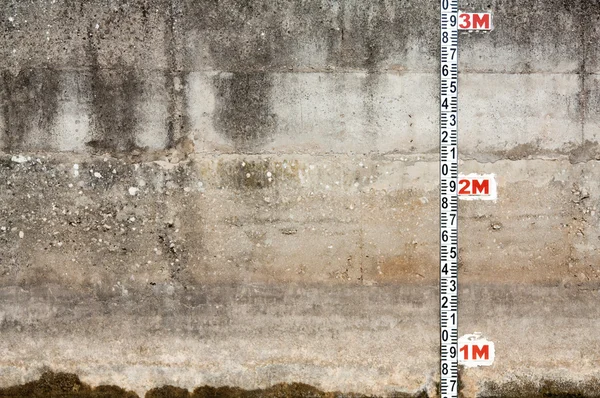 Cetvel ile beton duvar