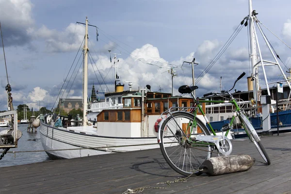 Bicicleta no porto de Estocolmo — Fotografia de Stock