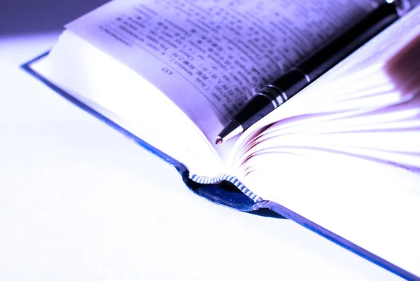 Close-up van open boek en pen — Stockfoto