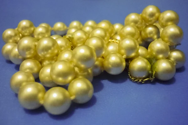 Collier de perles en fond bleu — Photo