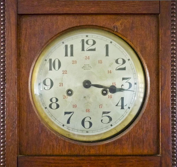 Alte Wanduhr aus Holz — Stockfoto