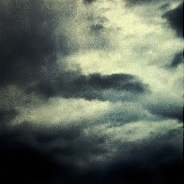 Темное небо с облаками — стоковое фото