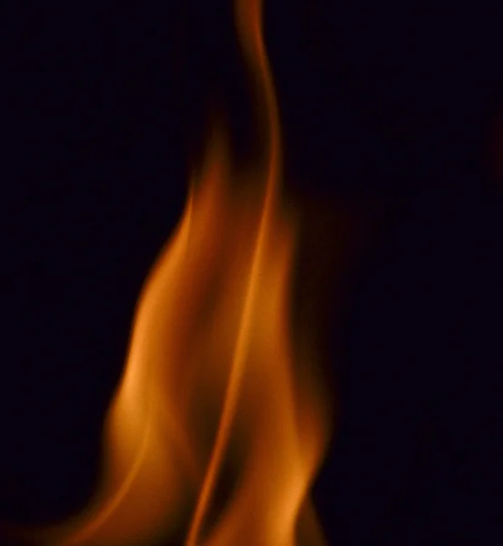 Настоящий огонь на черном фоне — стоковое фото