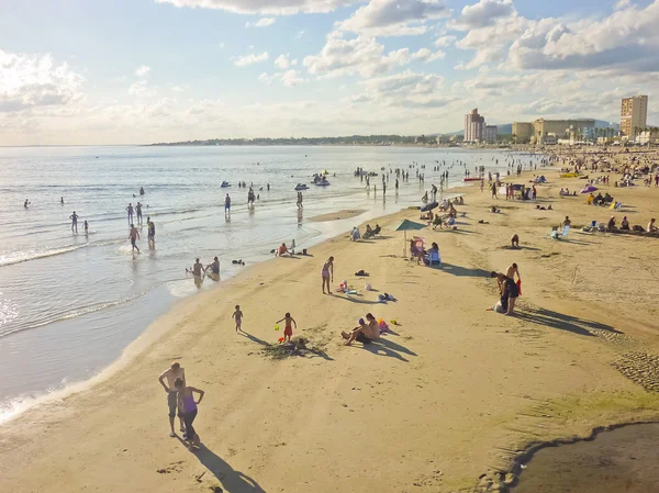 Crwod njuter av sommaren på stranden — Stockfoto