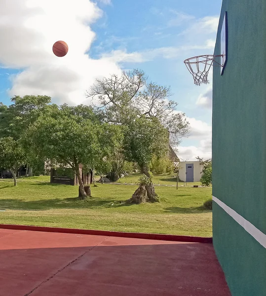 Bollen att nå basket hoop — Stockfoto