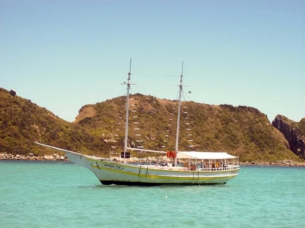 Pequeño barco de pasajeros en una playa de Buzios — Foto de Stock