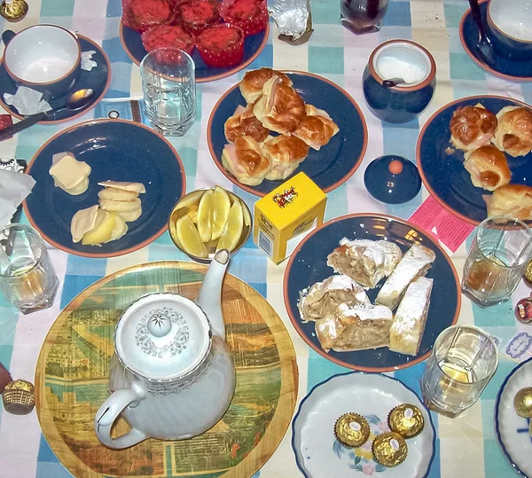 Snack y bebidas sobre la mesa — Foto de Stock